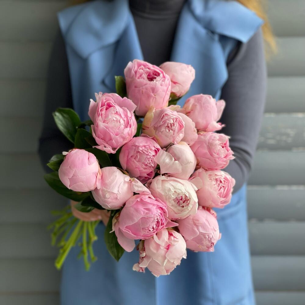 Букет из 15 розовых, голландских пионов